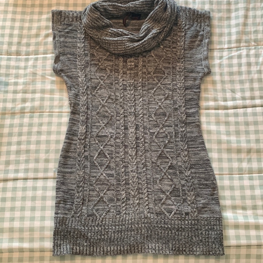 Sleeveless sweater with cowl neck